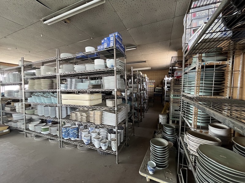 小山支店で、陶器工場の買取、片付けをいたしました。
