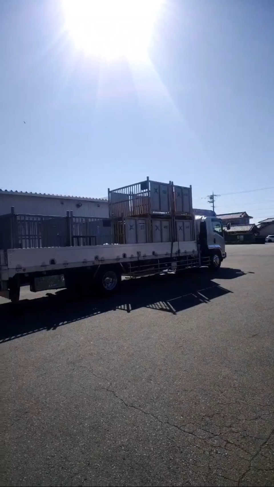 焼津市の冷凍工場から冷凍倉庫用の金属のかご（ボックス）を買い取りました。